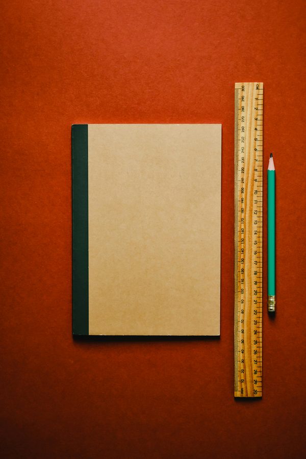 La règle plate de 30 cm : un indispensable polyvalent !