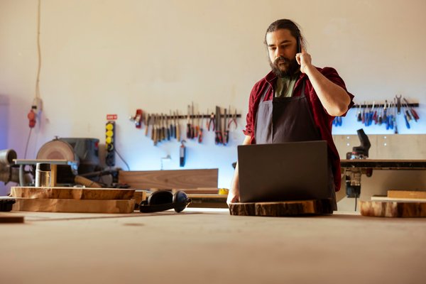 Techniques innovantes de marketing numérique pour promouvoir le design artisan de meubles en bois
